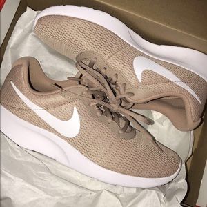 WOMENS NIKE TANJUN SNEAKERS SIZE 8
